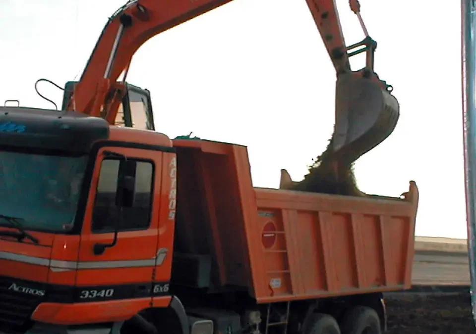 Fotografía de movimiento de tierras y ejecución de firmes en la autovía A-66, tramo Aldea del Cano – Aljucén.