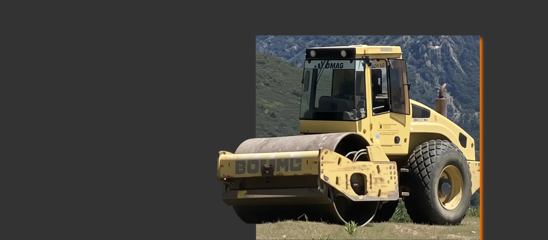 Imagen de maquinaria apisonadora sobre fondo naranja para promoción corporativa.