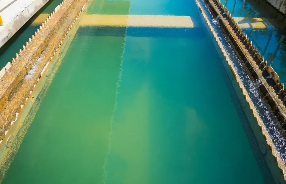 Imagen de una planta EDAR destinada al tratamiento y depuración de aguas residuales, con canales de decantación y procesos de filtrado.