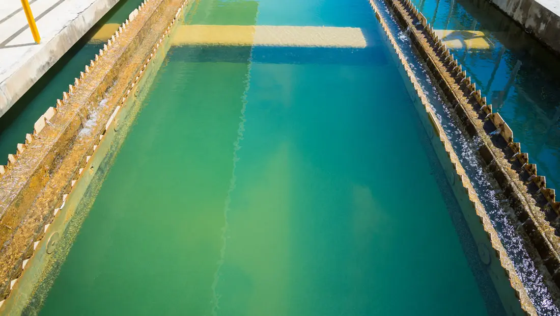 Imagen de una planta EDAR destinada al tratamiento y depuración de aguas residuales, con canales de decantación y procesos de filtrado.