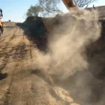 Fotografía de la construcción del nuevo viaducto de acceso a Herrera del Duque, con estructura de hormigón pretensado.