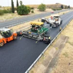 Fotografía de trabajos de reposición de firme y extendido de mezcla bituminosa en la autovía A-5.
