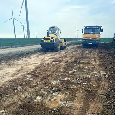 Compactacion del camino con rodillo y apoyo de camiones.