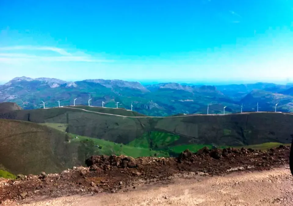 Imagen de los trabajos de conservación y mantenimiento de infraestructuras eólicas en Extremadura.