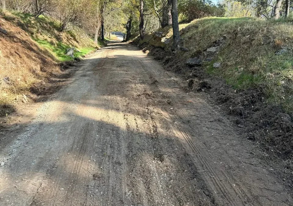 Imagen de las obras de mejora y acondicionamiento de caminos en los pantanos de Rosarito y Valdecañas.
