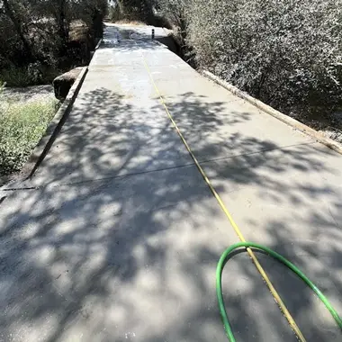 Camino de hormigon sobre paso inferior con senalizacion provisional de eje. Cumple normativa hidráulica y criterios de calidad del agua.