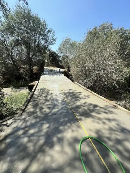 Camino de hormigon sobre paso inferior con senalizacion provisional de eje. Cumple normativa hidráulica y criterios de calidad del agua.