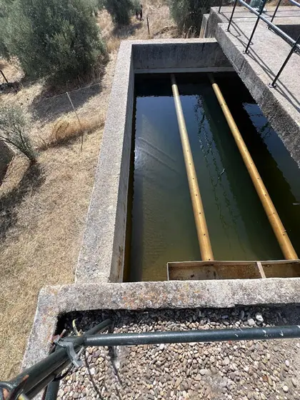 Vista superior del deposito de decantacion con conductos de distribucion de caudal Trabajo realizado conforme a buenas prácticas y plan de.