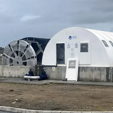 Instalación modular de depuración con equipos de filtrado y aireación. Cumple normativa hidráulica y criterios de calidad del agua.