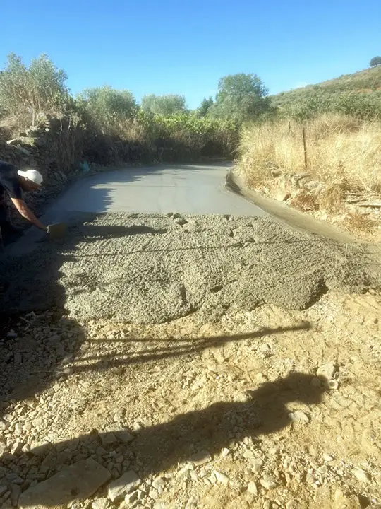 Vertido de hormigon en tramo de camino para mejora de la capa de rodadura. Incluye compactación y control de planeidad del firme.